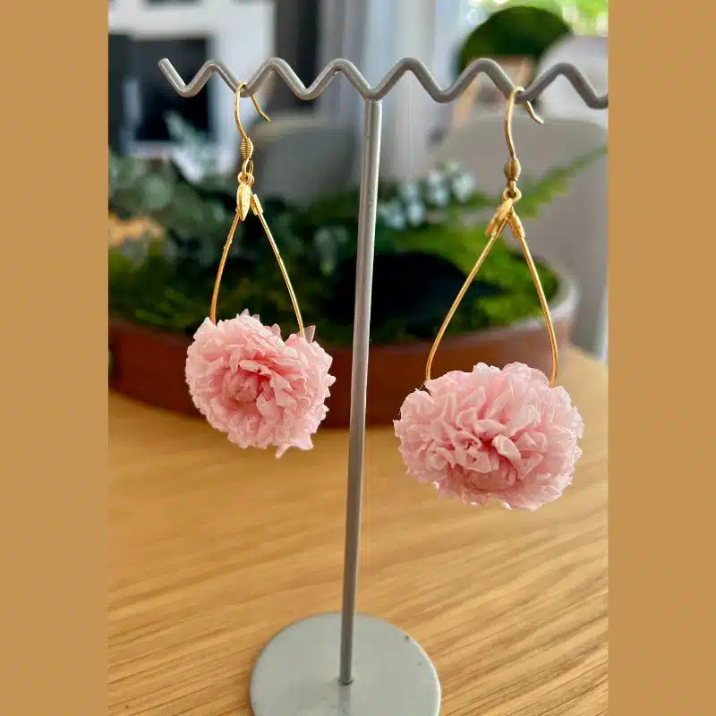 Boucles d'oreilles Lora avec des dahlias stabilisés