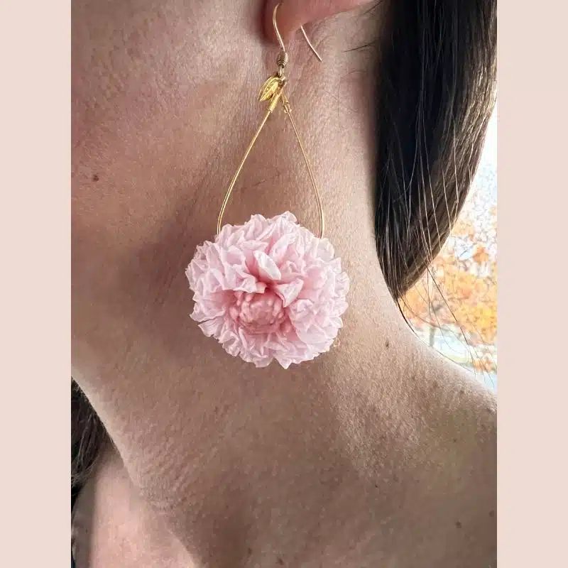 Boucles d'oreilles Lora avec des dahlias stabilisés