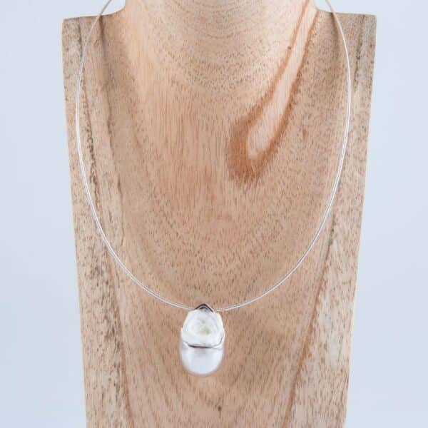 Collier grande Goutte avec rose blanche