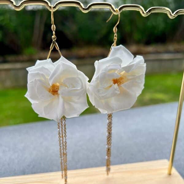 Boucles d'oreilles Monica avec des roses sauvages blanches