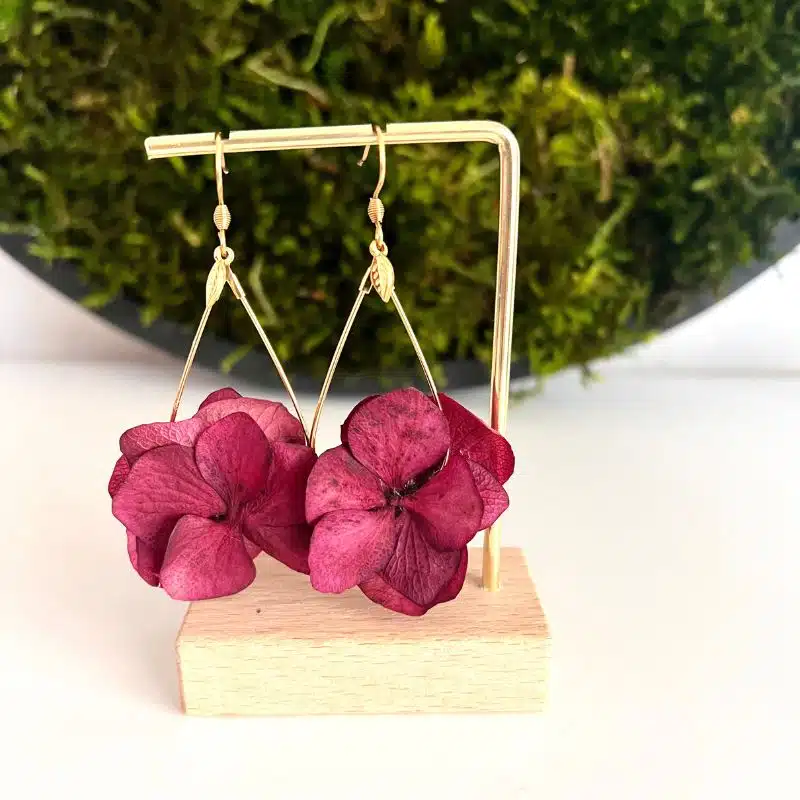 Boucles d'oreilles Julia avec des hortensias couleur bordeaux