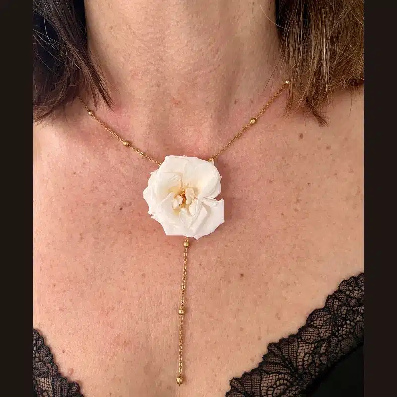 Collier Thèrèse en acier inoxydable doré avec une rose sauvage blanche stabilisée