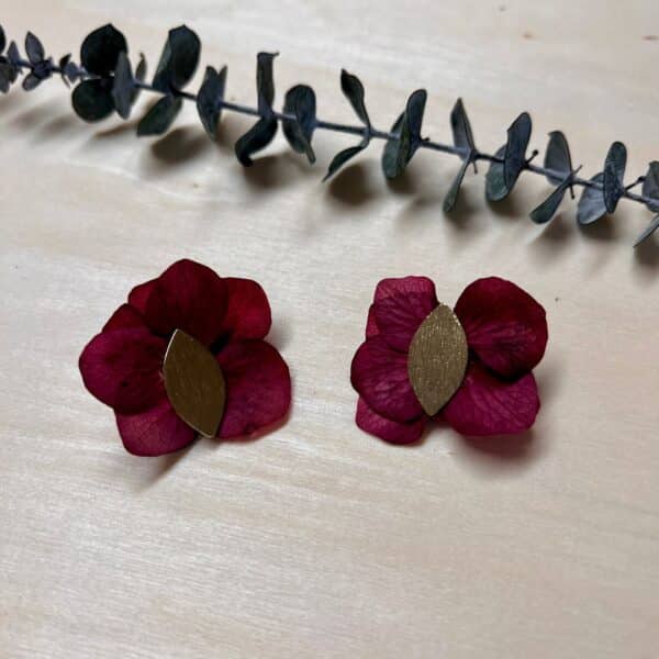 Boucles d'oreilles Jade avec des pétales d'hortensias bordeaux