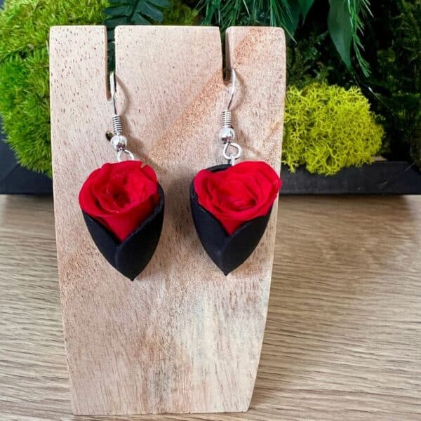 Boucles d'oreilles tulipe noire avec des mini roses rouges stabilisées, sans entretien