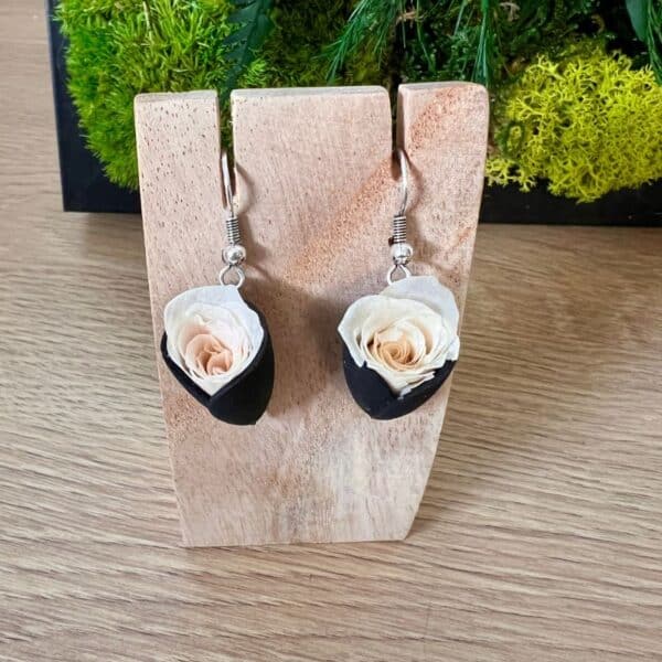 Boucles d'oreilles tulipe noire avec des mini roses rose poudré, stabilisées, sans entretien