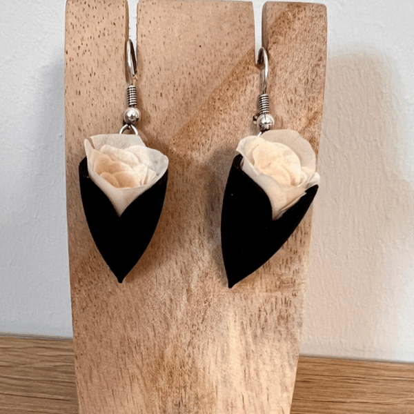 Boucles d'oreilles tulipe noire avec des mini roses rose poudré, stabilisées, sans entretien