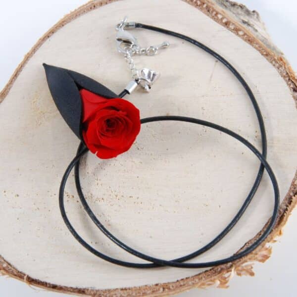 Collier Eva en forme de tulipe en résine noire avec une rose rouge éternelle