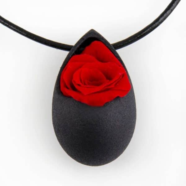 Collier Rosalie en forme de goutte d'eau avec une rose rouge éternelle